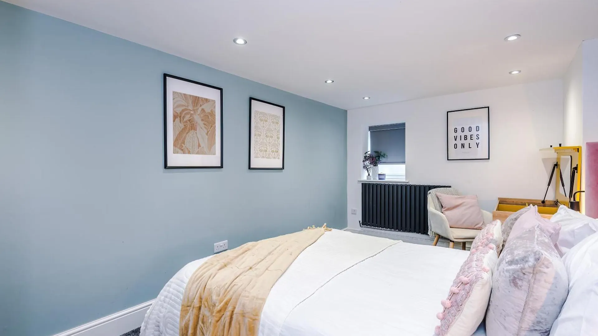 Stylish Flat 1 In Harrogate - Sleeps 8 Apartment